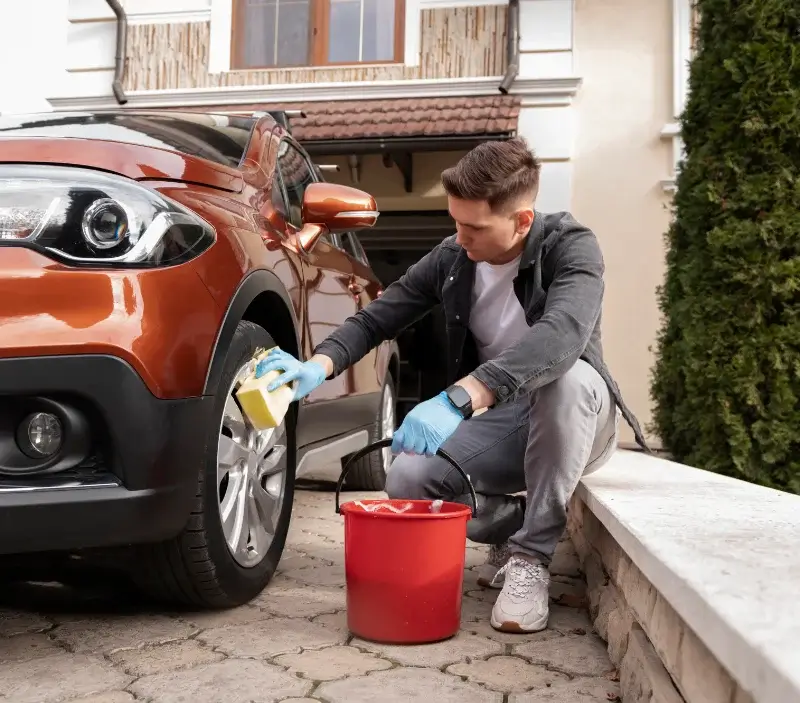 Lavage auto à domicile La Chapelle-Montlinard : professionnel intervenant sur un véhicule